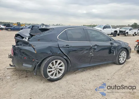 2021 Toyota Camry Le z USA, uszkodzony, nr VIN 4T1C11AK3MU480853